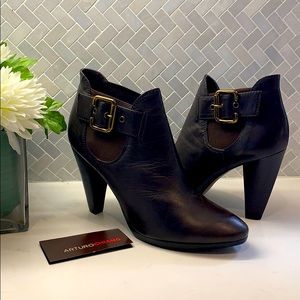 Arturo Chiang brown leather slip on chunky booties